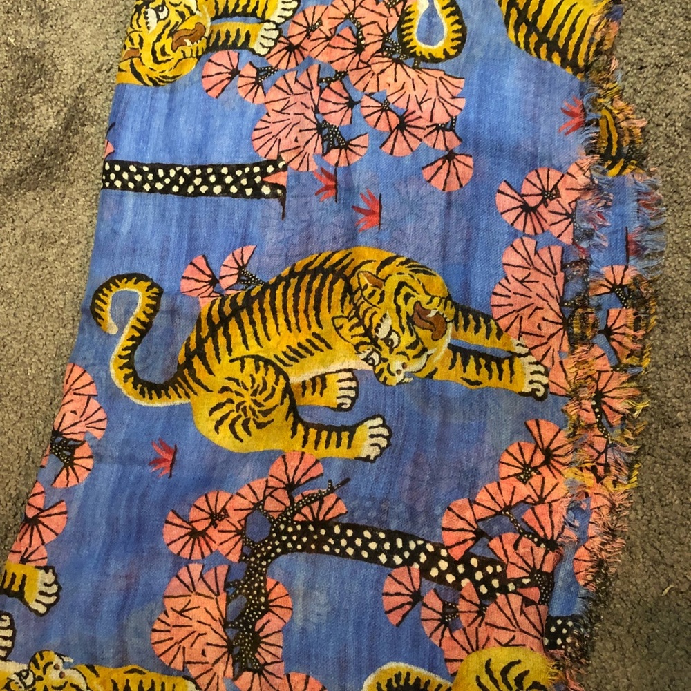 Gucci Bengal Flower Tiger Scarf / Shawl 140 x 140